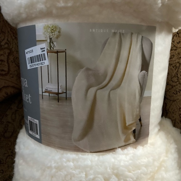 VCNY Home Sherpa Blanket - Picture 3 of 4